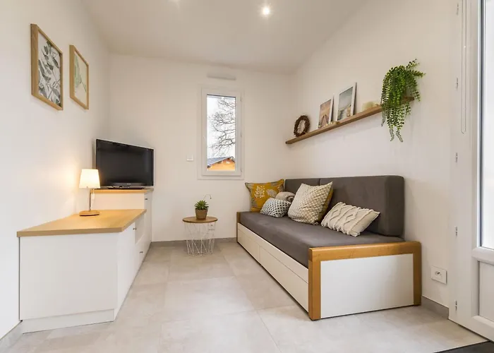 Au Calme Avec Jardin Et Parking Pratique - Fr-1-306-1335 *